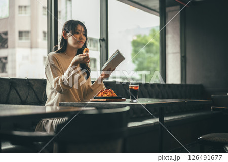飲食店でのシーン 126491677