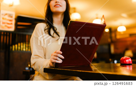 メニューブックを持つ女性 126491683
