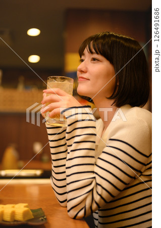 居酒屋利用の女性 126491686