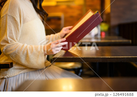 メニューを熟読する女性客 メニューを熟読する女性客 126491688