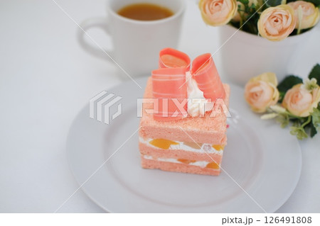Piece of cake and cup of tea on white background, stock photo Piece of cake and cup of tea on white background, stock photo 126491808