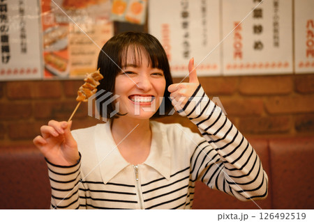 居酒屋利用の女性 126492519