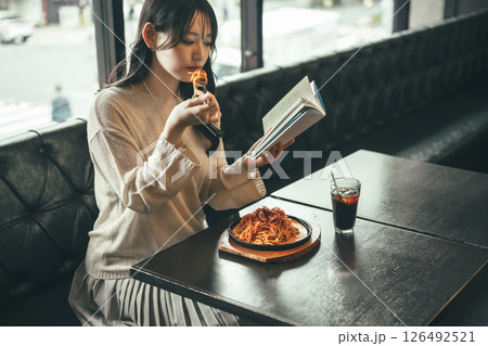 飲食店でのシーン 126492521