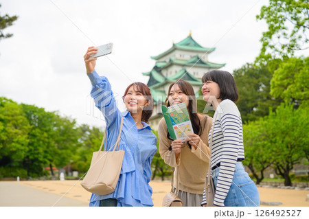 旅行をする女性のポートレート 旅行をする女性のポートレート 126492527