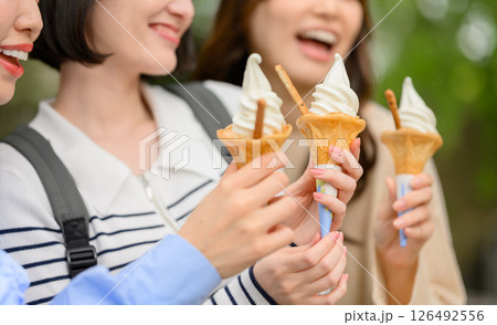 アイスを食べる アイスを食べる 126492556
