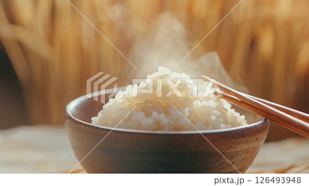 湯気立つご飯と稲穂の背景 126493948