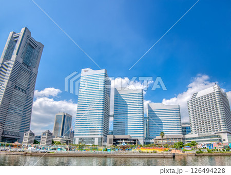 横浜みなとみらいの都市風景 ランドマークタワーとクイーンズスクエアと横浜コスモワールド 横浜みなとみらいの都市風景 ランドマークタワーとクイーンズスクエアと横浜コスモワールド 126494228