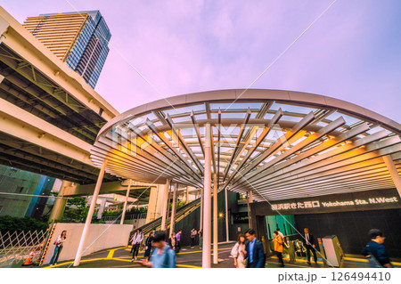 日本の横浜都市景観　5月。整備された横浜駅きた西口。大屋根が印象的… 126494410