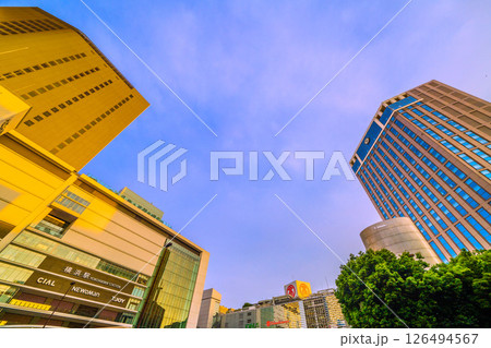 日本の横浜都市景観 5月。横浜駅やJR横浜タワー、横浜ベイシェラトンホテル&タワーズなどを望む 日本の横浜都市景観 5月。横浜駅やJR横浜タワー、横浜ベイシェラトンホテル&タワーズなどを望む 126494567