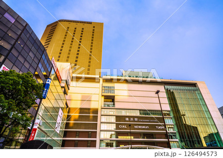 日本の横浜都市景観 夕日を浴びる横浜駅やJR横浜タワーなどを望む 126494573