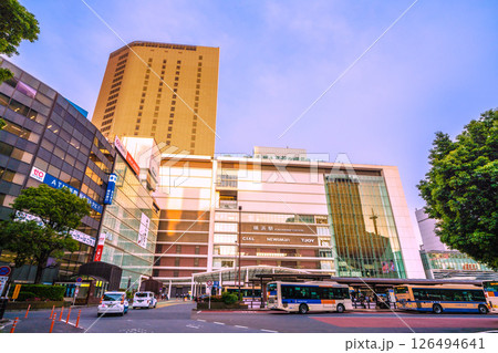 日本の横浜都市景観 夕日を浴びる横浜駅やJR横浜タワーなどを望む 126494641