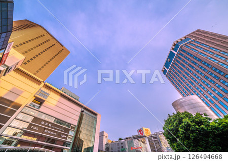 日本の横浜都市景観 夕日…横浜駅やJR横浜タワー、横浜ベイシェラトンホテル&タワーズなどを望む 日本の横浜都市景観 夕日…横浜駅やJR横浜タワー、横浜ベイシェラトンホテル&タワーズなどを望む 126494668