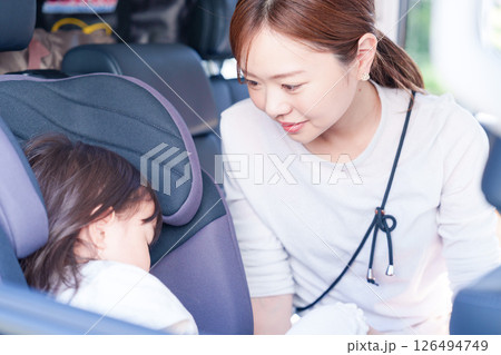 車でお出かけをする小さな子供とお母さん 車でお出かけをする小さな子供とお母さん 126494749