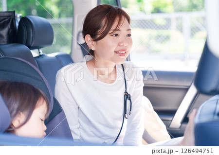 車でお出かけをする小さな子供とお母さん 車でお出かけをする小さな子供とお母さん 126494751