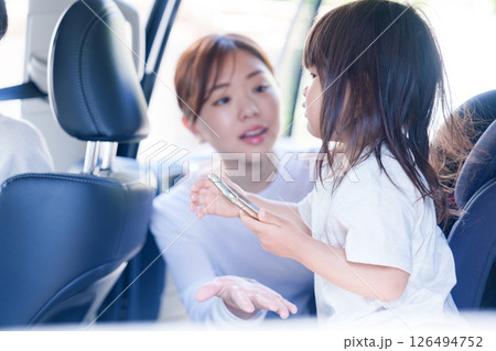 車でお出かけをする小さな子供とお母さん 126494752