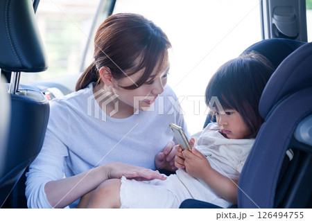 車でお出かけをする小さな子供とお母さん 126494755