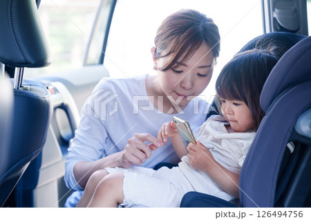 車でお出かけをする小さな子供とお母さん 車でお出かけをする小さな子供とお母さん 126494756