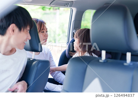 家族みんなで車でおでかけ 家族みんなで車でおでかけ 126494837