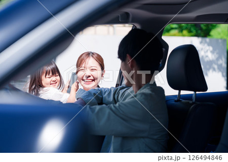 家族みんなで車でおでかけ 126494846