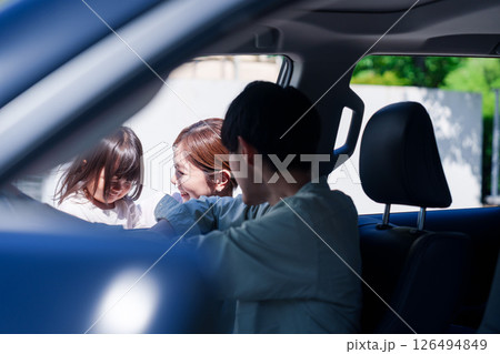 家族みんなで車でおでかけ 126494849