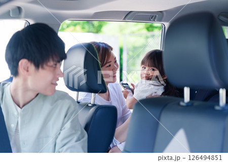 家族みんなで車でおでかけ 126494851