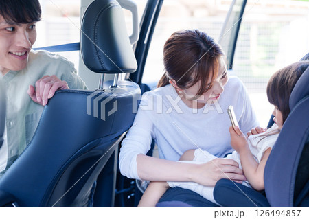 家族みんなで車でおでかけ 126494857