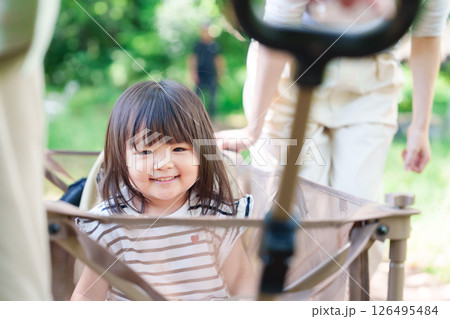カートに乗って喜ぶ小さな女の子 126495484