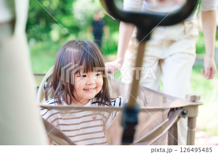 カートに乗って喜ぶ小さな女の子 カートに乗って喜ぶ小さな女の子 126495485