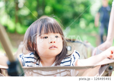 カートに乗って喜ぶ小さな女の子 カートに乗って喜ぶ小さな女の子 126495491