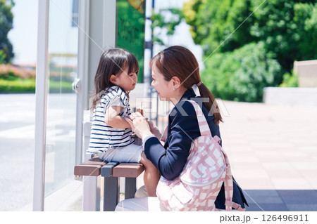 子どもと一緒に通勤をするワーママの女性 子どもと一緒に通勤をするワーママの女性 126496911