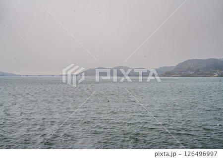 雪が降る中の浜松市の遠江八景「細江帰帆」(静岡県) 126496997