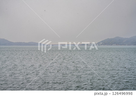 雪が降る中の浜松市の遠江八景「細江帰帆」(静岡県) 雪が降る中の浜松市の遠江八景「細江帰帆」(静岡県) 126496998