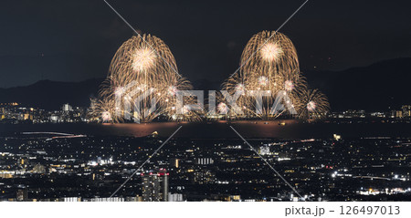 びわ湖大花火大会と滋賀県大津市の琵琶湖のパノラマ夜景。日本の夏祭りの花火 126497013