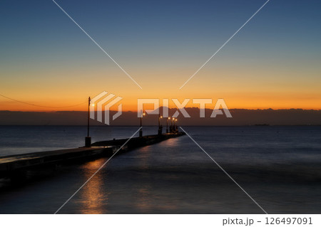 太平洋に沈む夕日を見て 太平洋に沈む夕日を見て 126497091