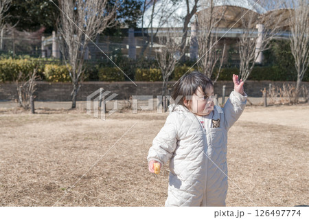 【相模原市立麻溝公園の芝生広場で遊ぶ1歳児】 126497774