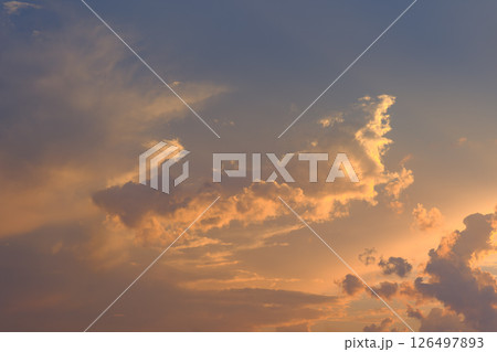 黄金色に染まる夕焼け雲とグラデーションの空 黄金色に染まる夕焼け雲とグラデーションの空 126497893