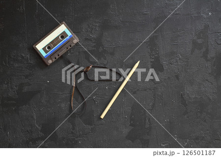 This shows a well known problem with the old fashioned compact cassettes This shows a well known problem with the old fashioned compact cassettes 126501187