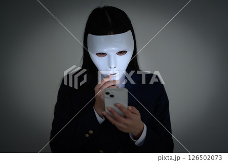 マスクをつけてスマホを見る女子高生 いじめ 不登校 SNSトラブル 闇バイト マスクをつけてスマホを見る女子高生 いじめ 不登校 SNSトラブル 闇バイト 126502073