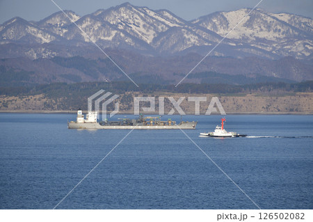 春の北海道函館市で函館湾に停泊中の貨物船とクルーズ船を迎えに行くタグボートの風景を撮影 春の北海道函館市で函館湾に停泊中の貨物船とクルーズ船を迎えに行くタグボートの風景を撮影 126502082