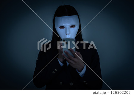 マスクをつけてスマホを見る女子高生 いじめ 不登校 SNSトラブル 闇バイト マスクをつけてスマホを見る女子高生 いじめ 不登校 SNSトラブル 闇バイト 126502203