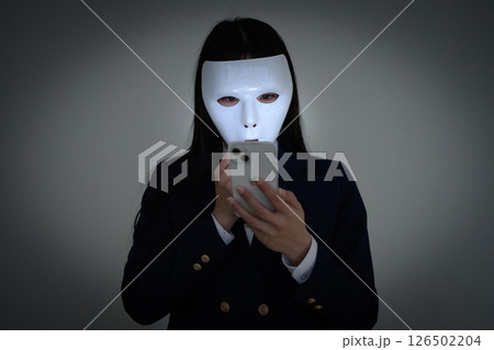 マスクをつけてスマホを見る女子高生 いじめ 不登校 SNSトラブル 闇バイト マスクをつけてスマホを見る女子高生 いじめ 不登校 SNSトラブル 闇バイト 126502204