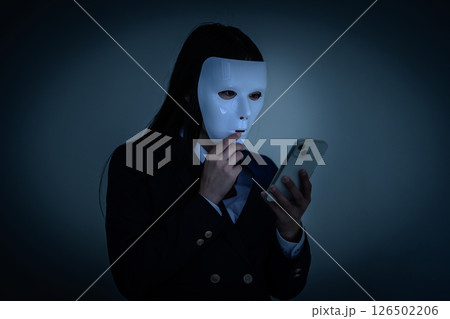 マスクをつけてスマホを見る女子高生　いじめ　不登校　SNSトラブル　闇バイト 126502206