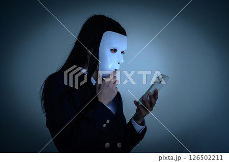 マスクをつけてスマホを見る女子高生　いじめ　不登校　SNSトラブル　闇バイト 126502211