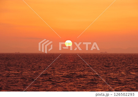 水平線に沈む夕陽 126502293