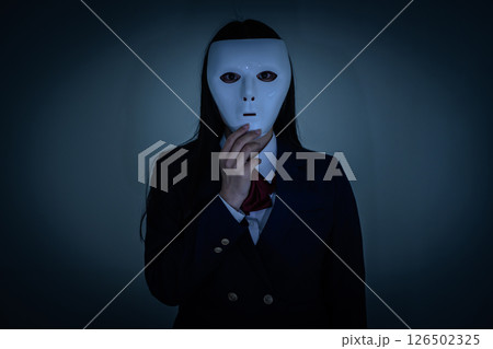 心にマスクをつける女子高生 不安 不信感 いじめ 不登校 SNSトラブル 心にマスクをつける女子高生 不安 不信感 いじめ 不登校 SNSトラブル 126502325