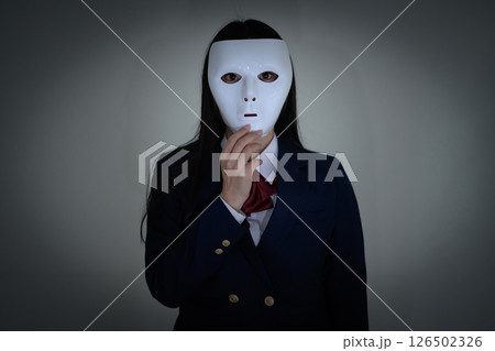 心にマスクをつける女子高生　不安　不信感　いじめ　不登校　SNSトラブル　 126502326