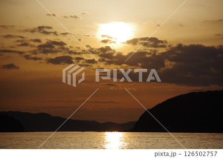 海に沈む夕日 海に沈む夕日 126502757