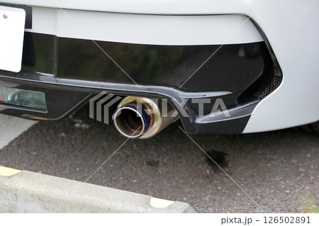 車のマフラー 126502891