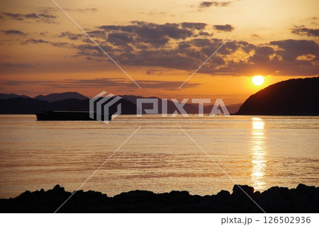 海に沈む夕日 海に沈む夕日 126502936