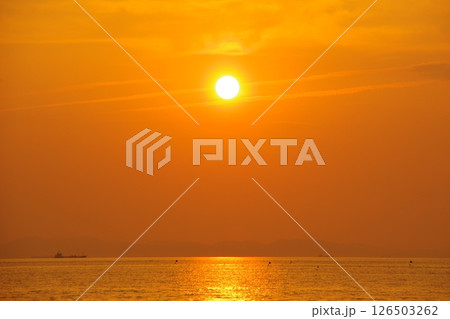 海に沈む夕日 126503262